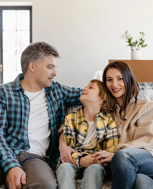 Familia disfrutando en su casa Exe.
