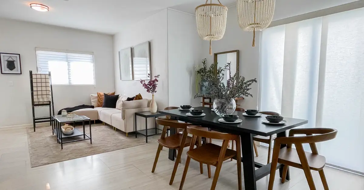 Sala de estar y comedor con colores cálidos.