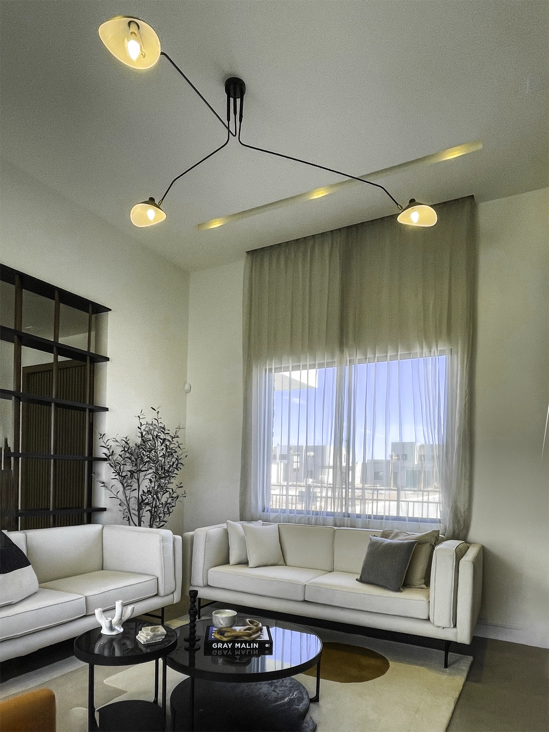 Sala con colores cálidos y buena iluminación.