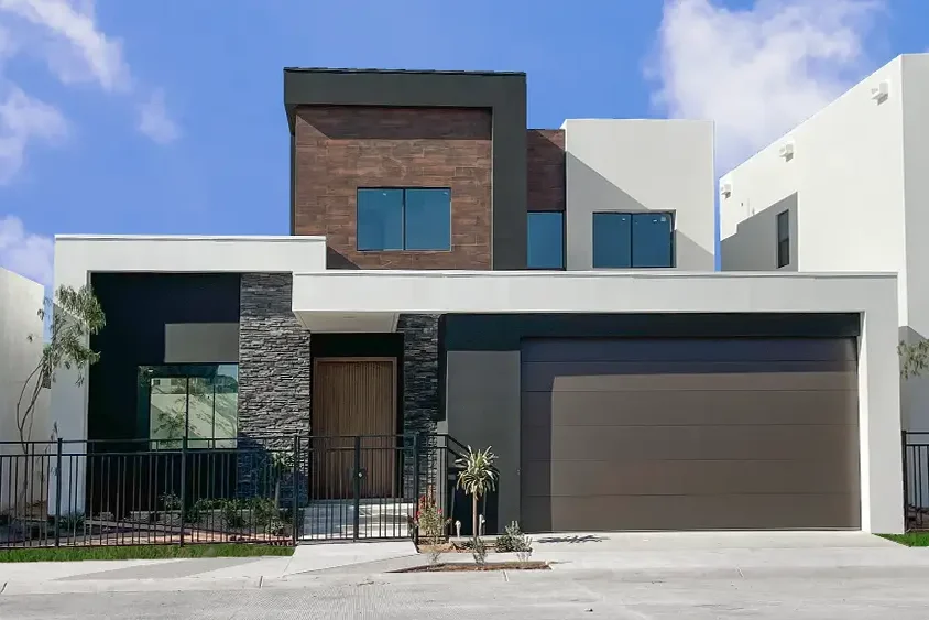 Modelo de casa Celeste en Antea Residencial de dos pisos con tonos café y blanco.