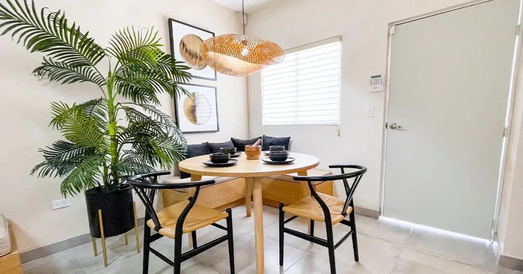Comedor bonito de casa eco friendly de constructora exe en mexicali