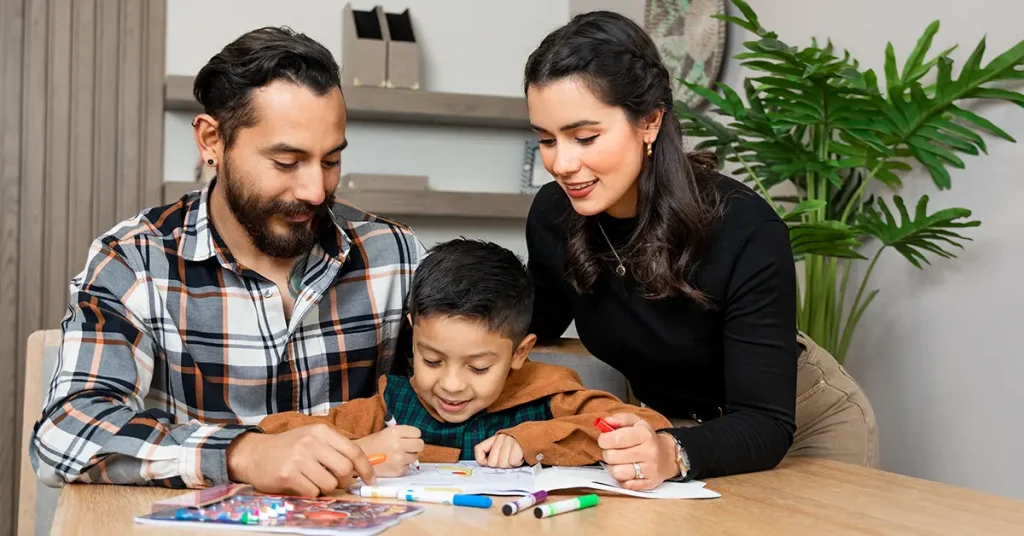 mamá papá e hijo felices disfrutando de un momento en familia en su casa nueva de exe mexicali