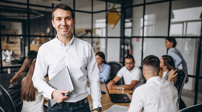 Grupo de personas trabajando en una oficina.