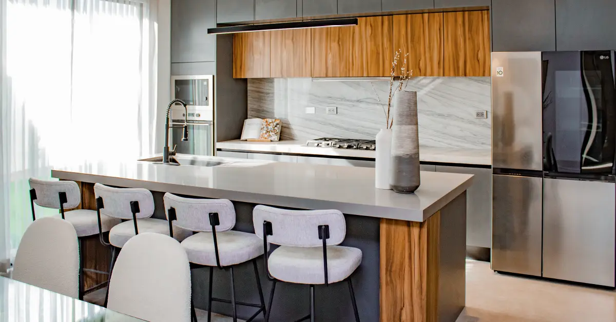 Cocina contemporánea con una isla grande y sillas.