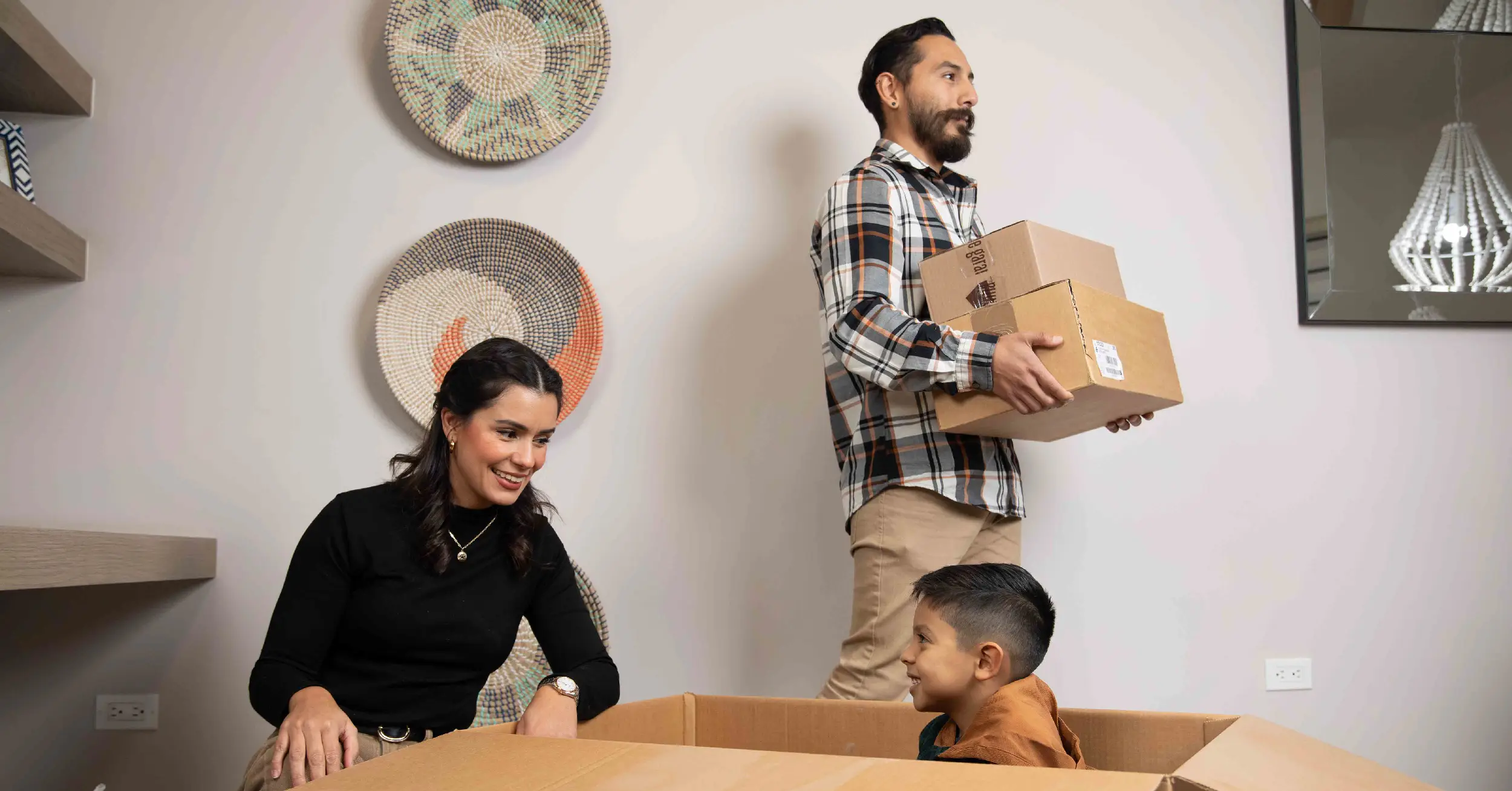 Familia haciendo la mudanza de su nueva casa de EXE Residencial.