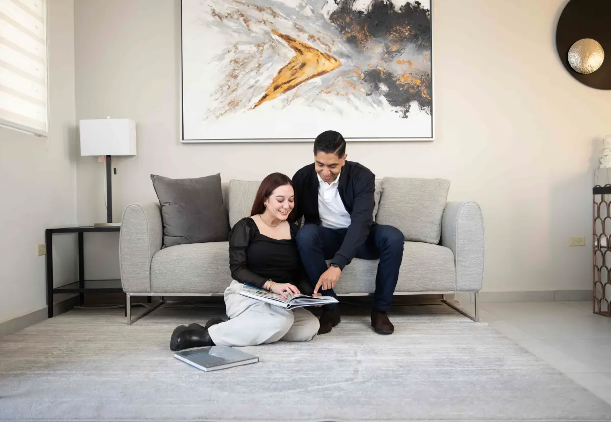 Pareja sentados en la sala de su nueva casa EXE.