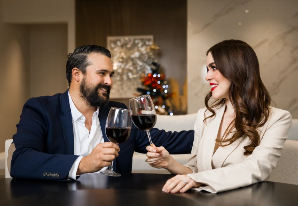 Pareja bebiendo vino y festejando el año nuevo 