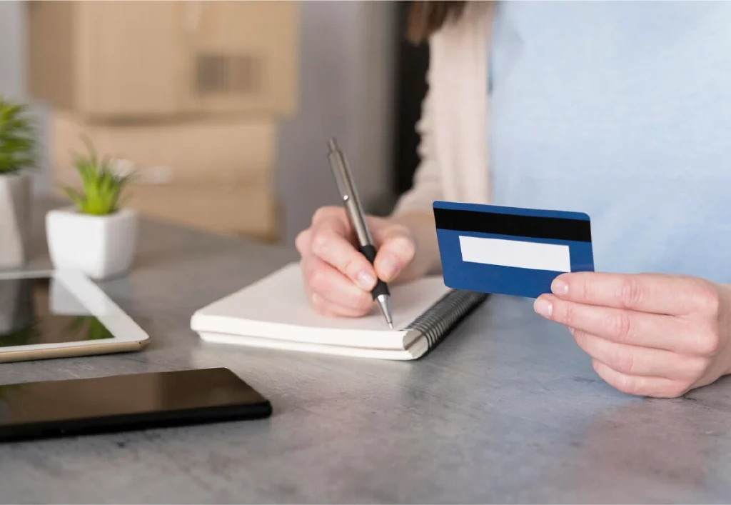 Mujer revisando la viabilidad de adquirir un crédito hipotecario con el banco