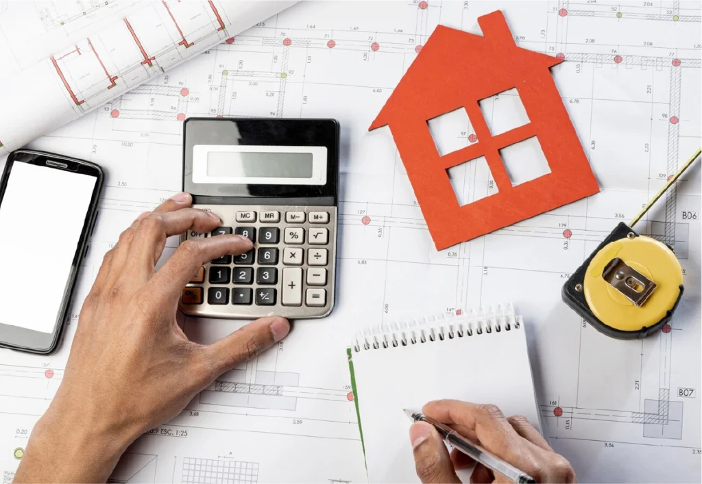 Persona haciendo cálculos para compara su crédito infonavit con un crédito bancario y decidir cuál es mejor