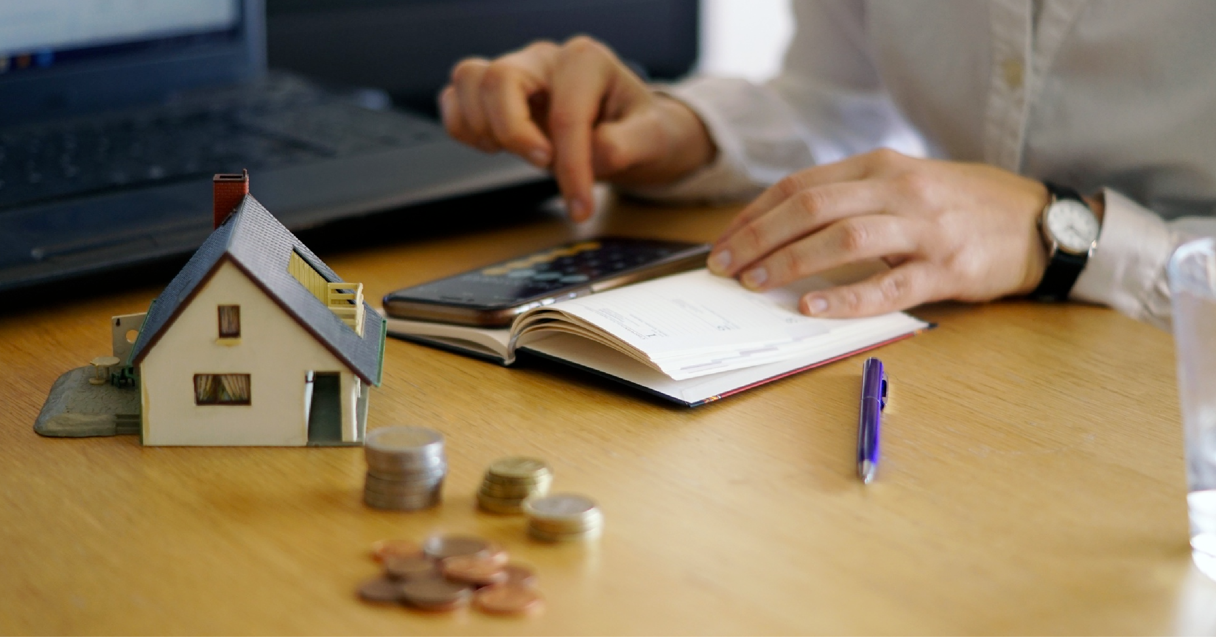 Hombre analizando los principales créditos hipotecarios en México