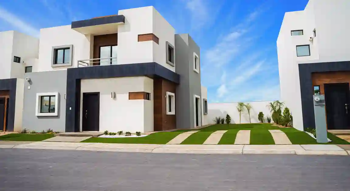 Casas de Adara Residencial de dos pisos con patio, balcón y cochera.