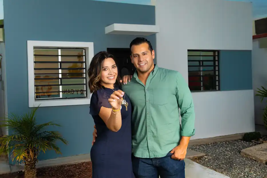 Personas frente a casa en Privadas Condesa agarrando llaves de la casa