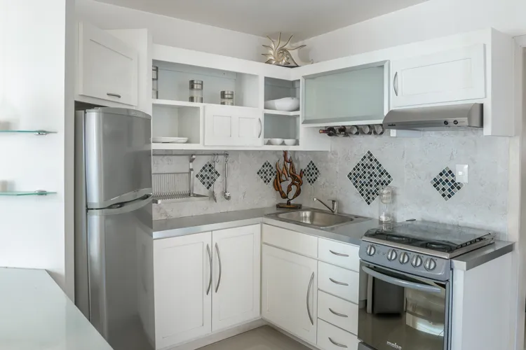 Cocina modelo Sofía en Privadas Condesa en tonos grises y blancos.