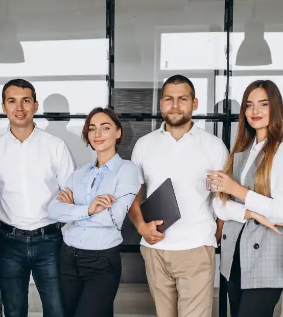 Grupo de colaboradores posando en la oficina.