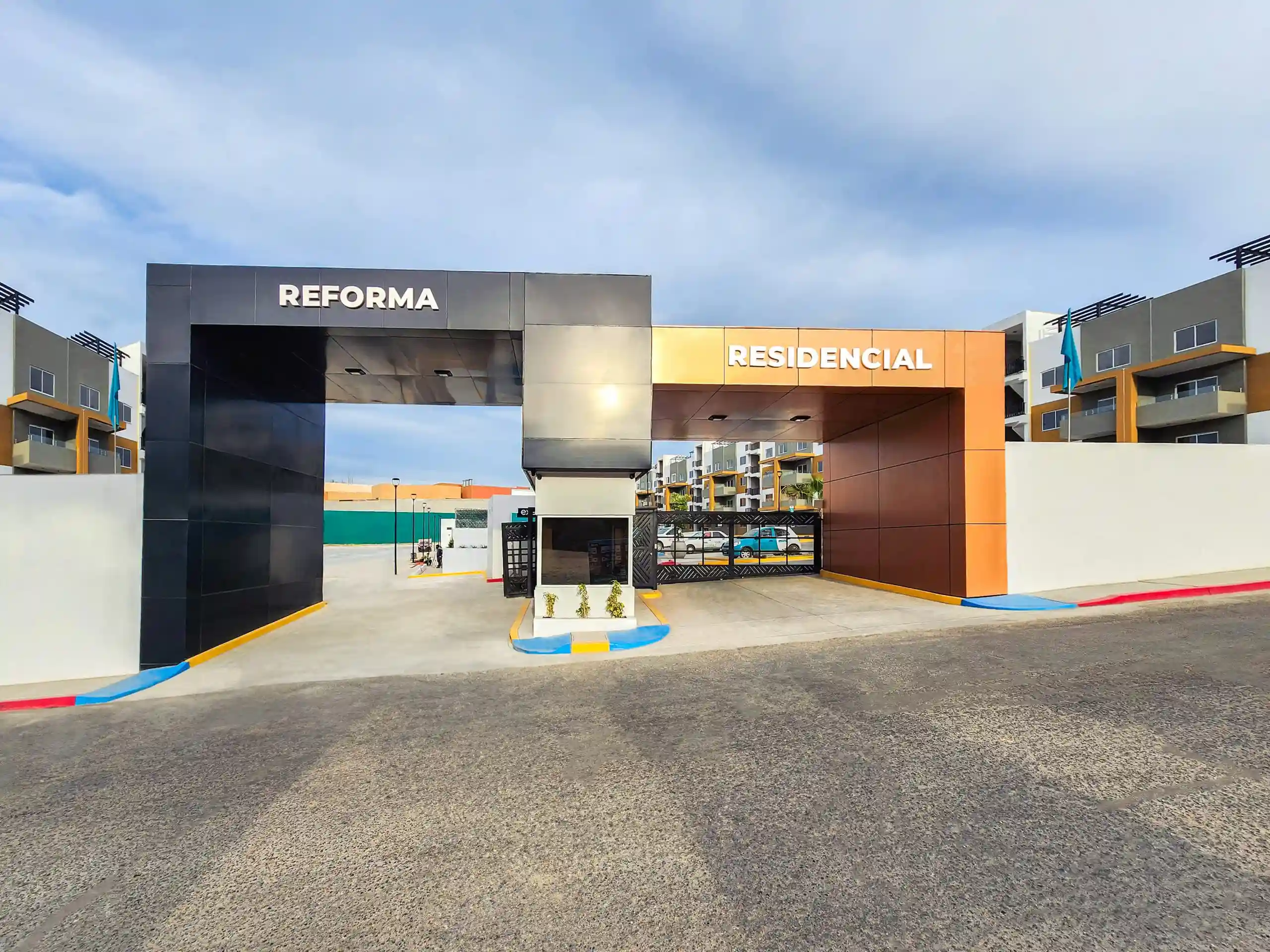 Vista frontal de la entrada principal de Reforma