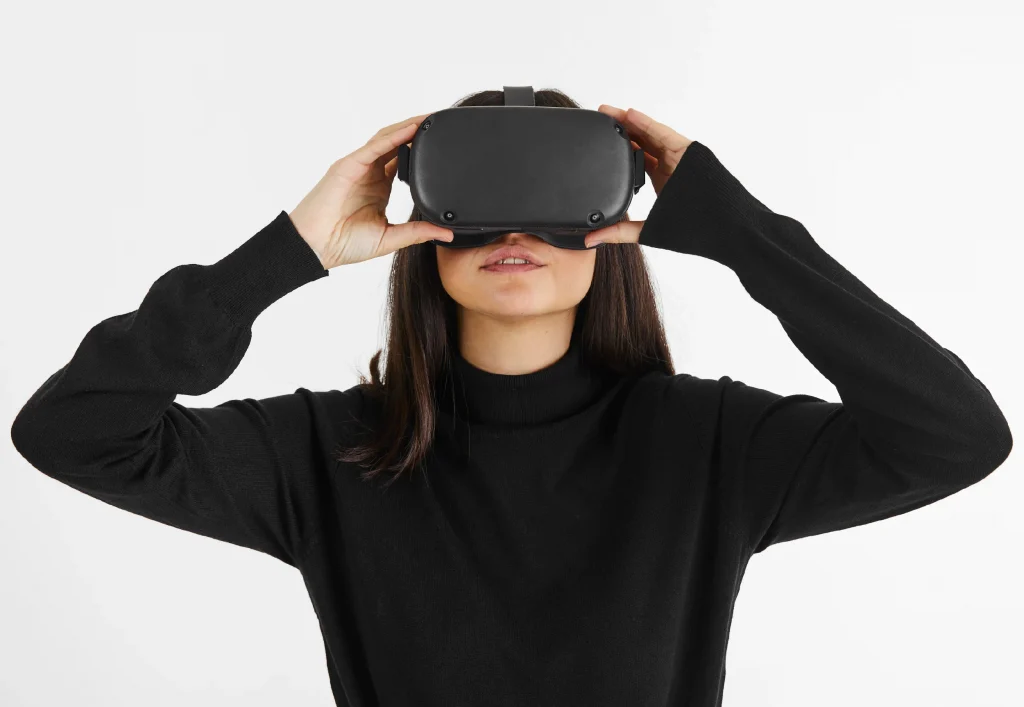 Mujer con visor de realidad virtual