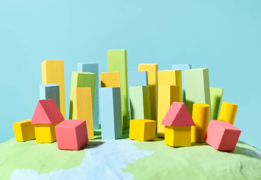 Cubos de madera de colores simulando una ciudad