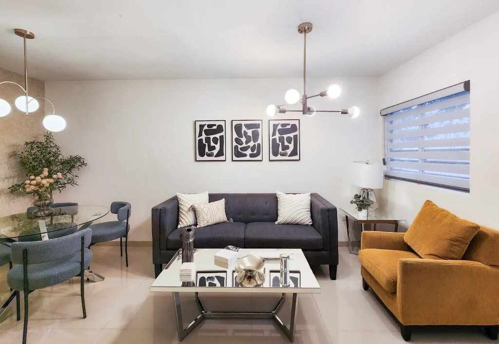 Vista del interior de una casa de exe inmobiliaria se aprecia comedor y dos sillones