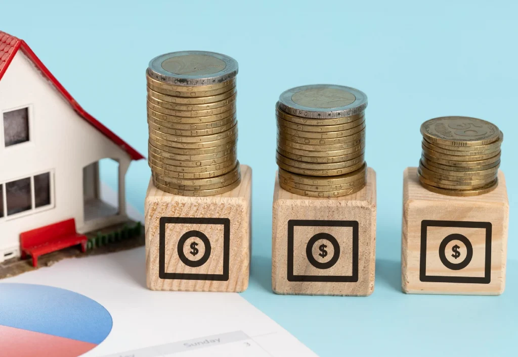 monedas sobre cubos de madera representando el crecimeinto economico en mexico