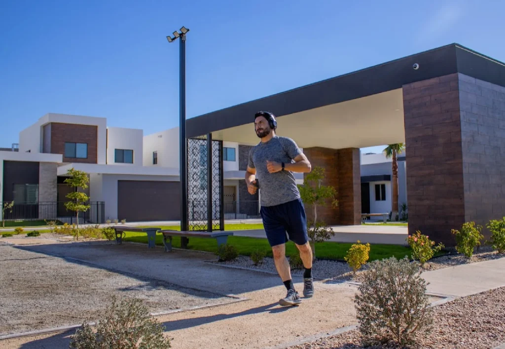 Joven haciendo ejercicio en el parque de su residencial de exe inmobiliaria
