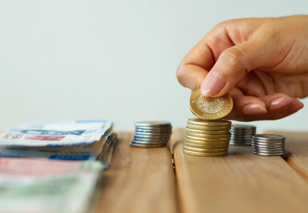 Mano contando monedas